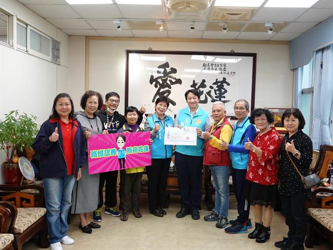 花莲市民运里长林美静号召里民认养路灯，市长魏嘉贤感谢出钱出力的爱心人士，一起为花莲乡亲点亮回家的道路。（花莲市公所提供／王志伟花莲传真）