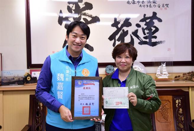 连续5年参与路灯认养的萧氏企业萧雄彰盼有更多人共襄盛举认养路灯。（花莲市公所提供／王志伟花莲传真）