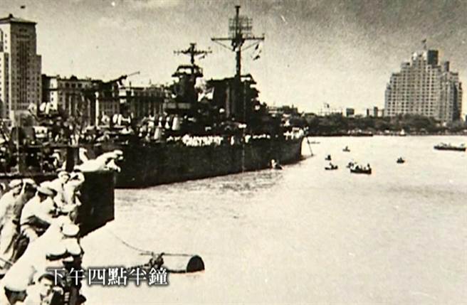 1949年國民政府撤退時，太平輪停泊在碼頭實況。（鳳凰衛視提供）