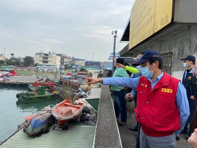 高雄市副市長林欽榮25日特別前往前鎮漁港視察防疫措施。（高市府衛生局提供／洪浩軒高雄傳真）