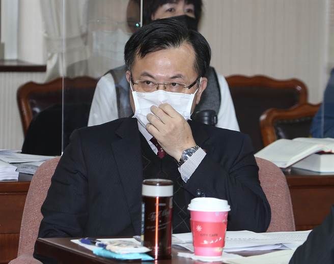 对于立委提案修正「有线广播电视法」第29条修正案，以打破「万年频道」长年垄断，国家通讯传播委员会（NCC）主委陈耀祥表示，这可能导致市场力量失衡，对消费者更加不利，因此将于今年底提案，并在明年6月前找出各方都可接受的解方。（姚志平摄）