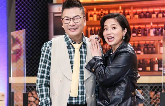 沈玉琳（左）笑稱當酒客的話會選年齡相仿的謝瓊煖。（陳俊吉攝）