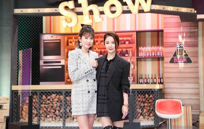 林心如（右）今天首次上好姐妹Melody主持的《11點熱吵店》。（陳俊吉攝）