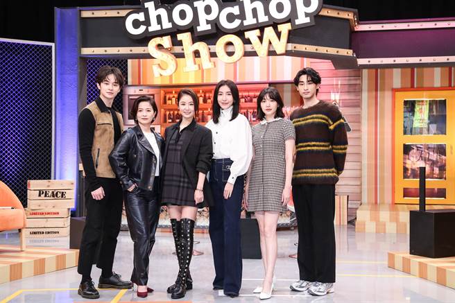 《華燈初上》演員群張軒睿（左二起）、謝瓊煖、林心如、楊謹華、郭雪芙、謝瓊煖、章廣辰上《11點熱吵店》一同分享「感情裂痕徵兆？男人不和枕邊人談心，卻跟別人聊隱私」的話題。（陳俊吉攝）