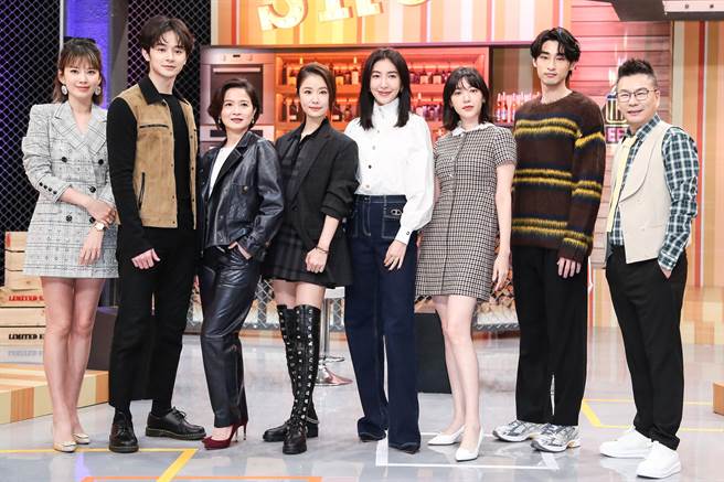 《華燈初上》演員群來到沈玉琳、Melody主持的《11點熱吵店》作客。（陳俊吉攝）