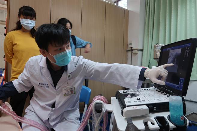 南投基督教医院，为水里商工体育班学生健检。（南基医院提供／廖志晃南投传真）