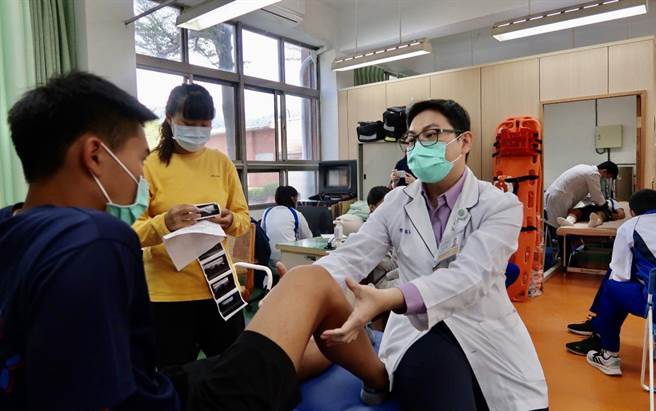 南投基督教医院，为水里商工体育班学生健检。（南基医院提供／廖志晃南投传真）