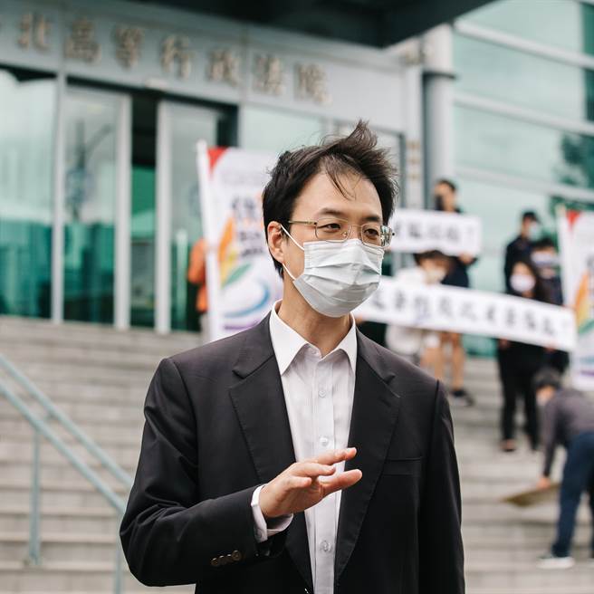 黨產會民國108年間認定大孝大樓房地是國民黨不當取得財產而追徵新台幣7.8億元，國民黨不服興訟，法院25日宣判，認定黨產會處分並無違誤，判國民黨敗訴。國民黨委任律師張少騰(見圖)聆判後接受媒體聯訪表示，待收到判決書後研議上訴。(郭吉銓攝)