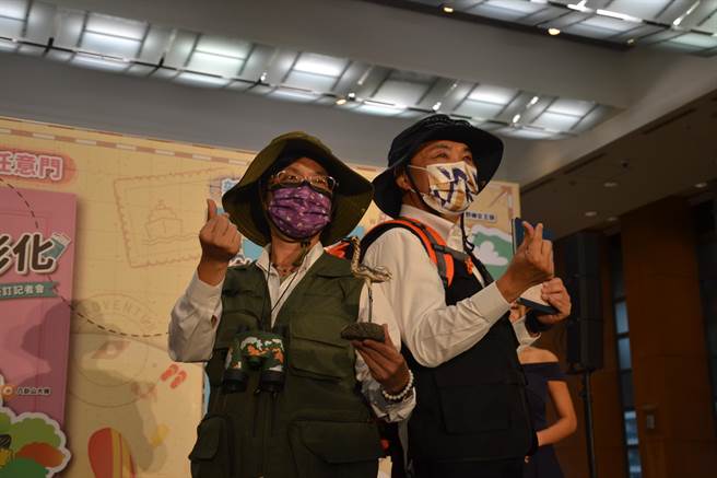 新北政府与彰化县政府今联合举办「游好彰化、乐游新北」观光合作MOU记者会，新北市长侯友宜与彰化县长王惠美共同签订合作备忘录，并宣布2市专属互惠方案，集结观光工厂、休閒农场、铝塑商圈等业者，推出DIY买二送一、出示身份证订房享5折等优惠。（蔡雯如摄）