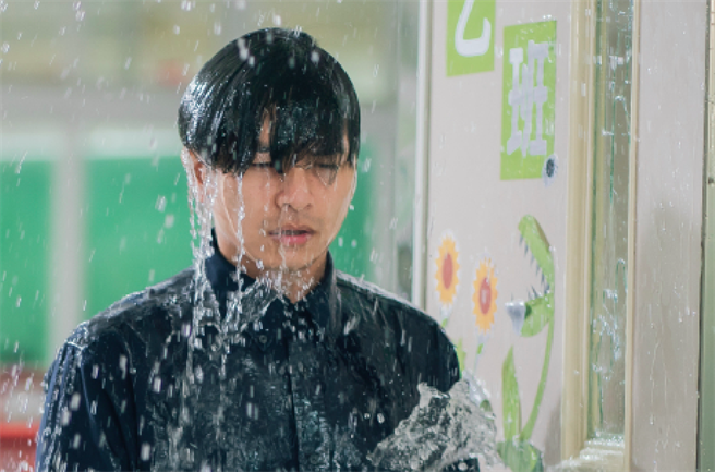 杨铭威被淋整桶水成落汤鸡，不知是雨还是泪，堪称郭富城接班人。（TVBS提供）
