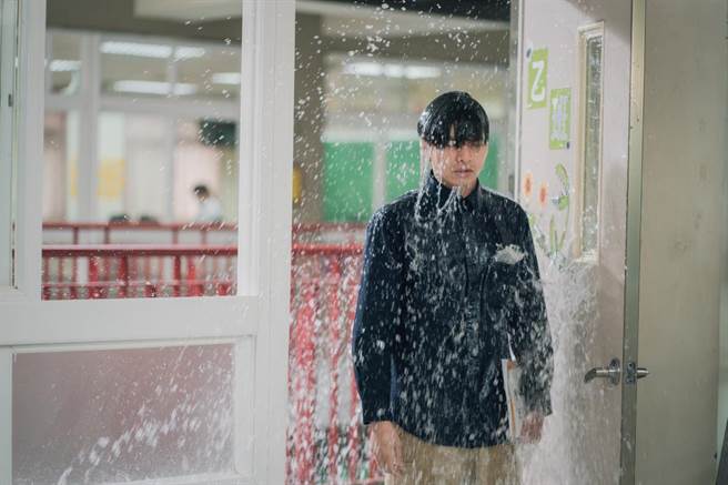 杨铭威被淋整桶水成落汤鸡。（TVBS提供）