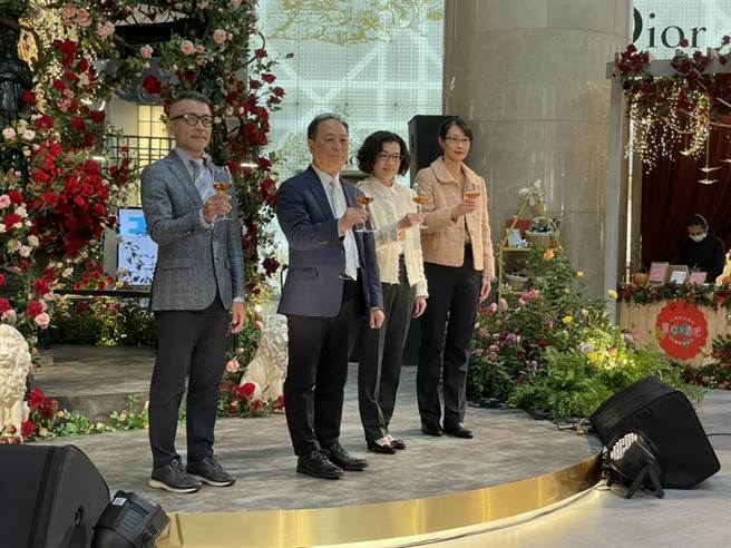 台北101董事長張學舜（左2）、總經理朱麗文（左3）、大樓事業處營運長劉家豪（左）、行政長蔣珮琳（右）今舉杯為「新年驚艷101」雙跨年季系列活動揭幕。（未滿18歲請勿飲酒）