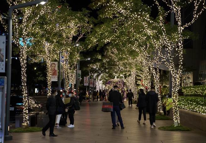 台北101 1樓戶外「璀璨大道」（圖）有代表迎向希望的「希望號角」、「浪漫星月」、Dior Lucky Star耶誕樹等浪漫藝術裝置。（台北101提供）