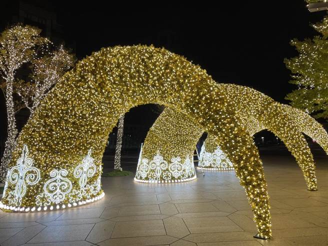 台北101 1樓戶外「璀璨大道」有代表迎向希望的「希望號角」（圖）、「浪漫星月」、Dior Lucky Star耶誕樹等浪漫藝術裝置。（台北101提供）