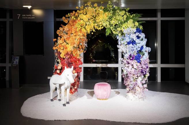 台北101 89樓的「天際奇幻樂園」有「雲中星月」、「天使之翼」、「雲端花園」、「空中雲彩」（圖）、「一生一世」5大場景。（台北101提供）