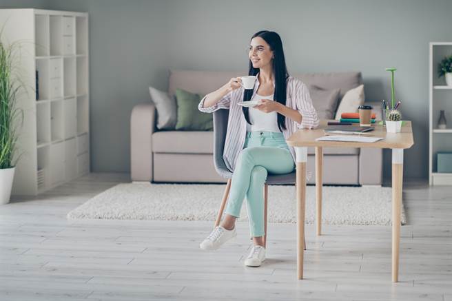 从风水角度来看，椅子不宜放在灯具、横梁之下，旁边不能有杂物，背后不能有水和镜子，也不能放在门前。（示意图／shutterstock）