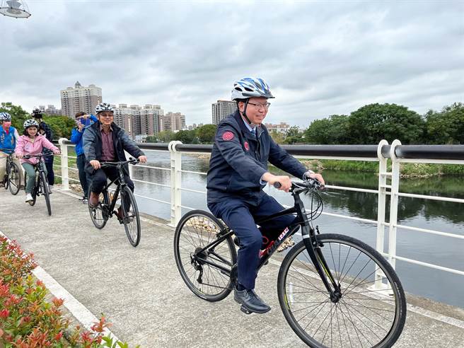 桃园市长郑文灿25日参加水岸服务改善计画工程竣工典礼，率领议员等人一起骑脚踏车。（陈梦茹摄）