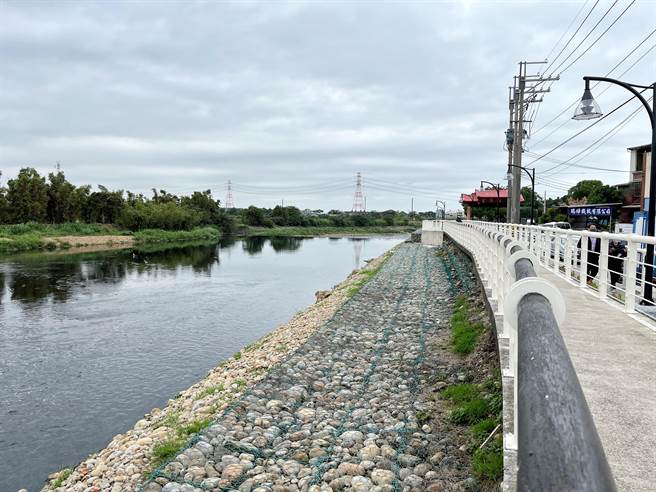 悠游南崁溪水岸服务改善计画斥资1亿1500万元，针对2处不友善自行车道空间进行改善，完成南崁溪与坑子溪全长约27公里水岸自行车路网空间。（陈梦茹摄）