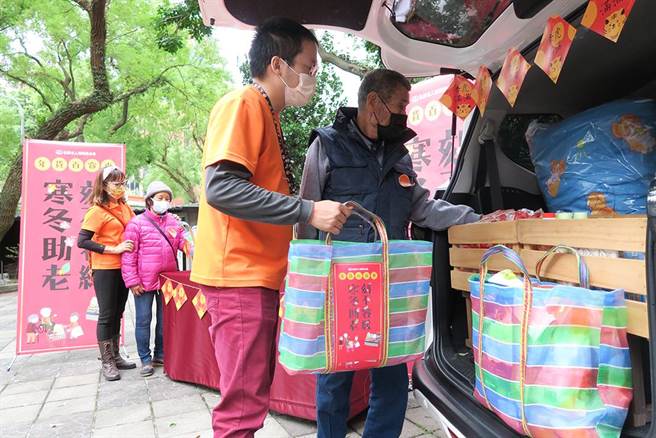 弘道老人福利基金会每年11月到隔年春节期间发起「寒冬助老 刻不容缓」独居弱势长辈关怀计画。（弘道老人福利基金会提供／林良齐台北传真）