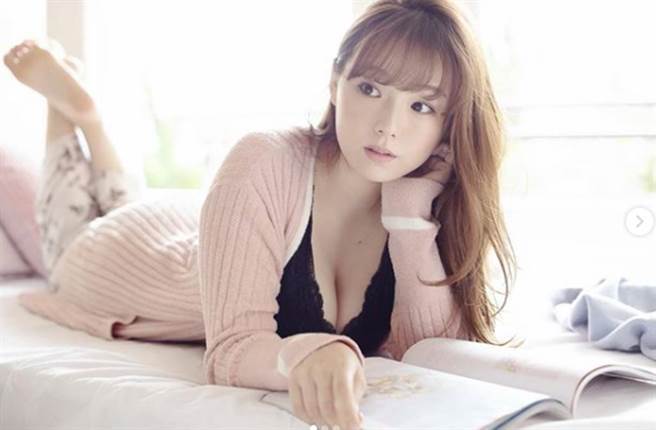 筱崎爱被封为「童顏巨乳」。(图／翻摄自筱崎爱IG)