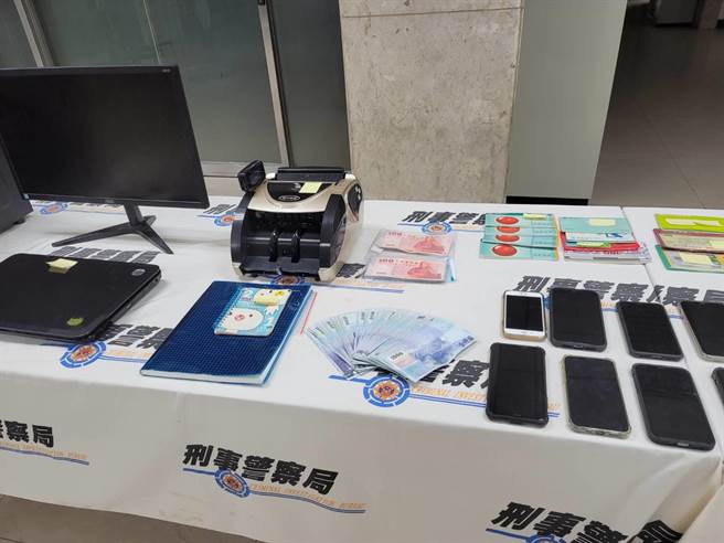 警方查扣到电脑主机、手机35支、存款簿、点钞机、保时捷一辆等赃证物。(林郁平摄)