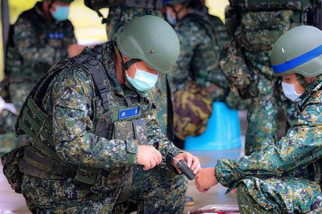 位于高雄燕巢区的陆军工兵训练中心，17日进行城镇战诡雷课程测验时，一名蔡姓士官点燃钛雷火药后，因未及时掷出在手中爆炸，当场炸断2根手指。图为工兵进行TNT爆药与电雷管接续作业。（翻摄中华民国陆军粉专）