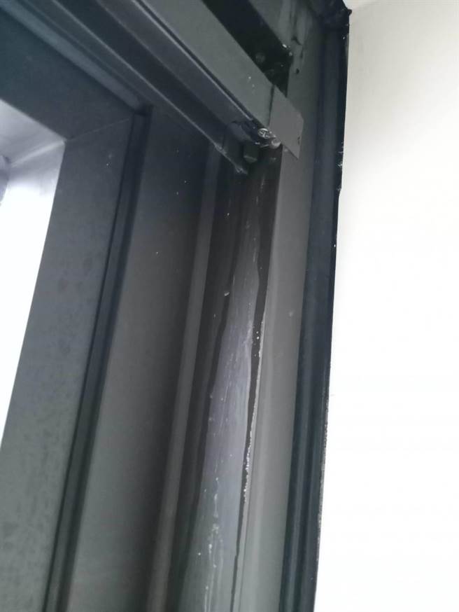 北市大龙新城漏水修7次没好。（陈怡君提供／杨亚璇台北传真）