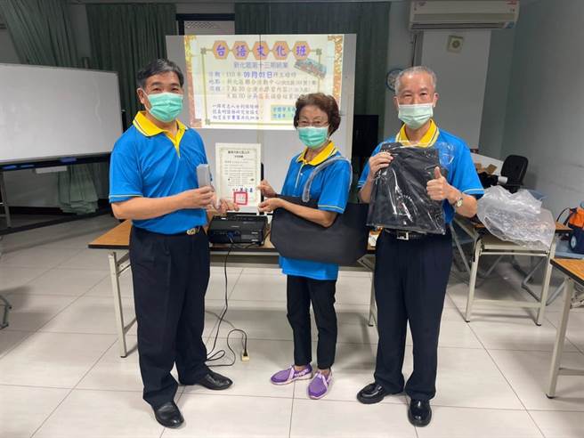 78岁黄咏洁阿嬷（中）领取结业证书。（摘自黄良成脸书）