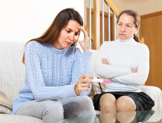 人妻查觉婆婆可能外遇国标舞社的舞伴。(示意图／达志影像）