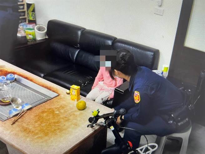 6歲小女童在公園騎腳踏車，玩到忘我才發現找不到爸媽，只能蹲坐角落哭泣，員警協助調閱資料聯繫家長將孩子帶回。（桃園市蘆竹警分局提供／陳夢茹桃園傳真）