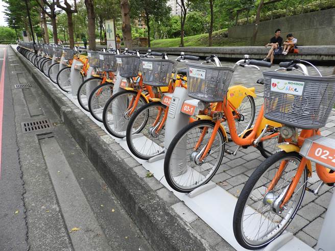 台中市公共自行车iBike前30分钟免费，市府交通局明年编列1亿元经费补助，引起蓝绿市议员的质疑，建议应朝使用者付费规画。（陈世宗摄）