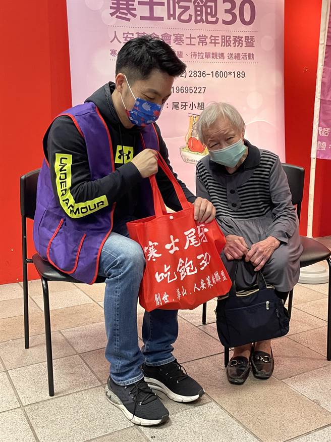 长期关怀弱势的立法委员蒋万安，响应人安邀约担任「第32届寒士吃饱30」爱心大使。（人安基金会提供／林良齐台北传真）