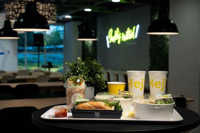 美食小站也抢先推出系列轻食、沙拉，即使忙碌，也能填饱肚子。（IKEA提供）