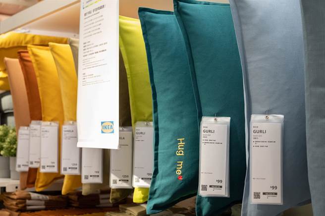 宜家卡友开幕期间购买指定商品（枕头套、浴巾、靠枕套），加价100元起即可客制专属电绣图文。（IKEA提供）