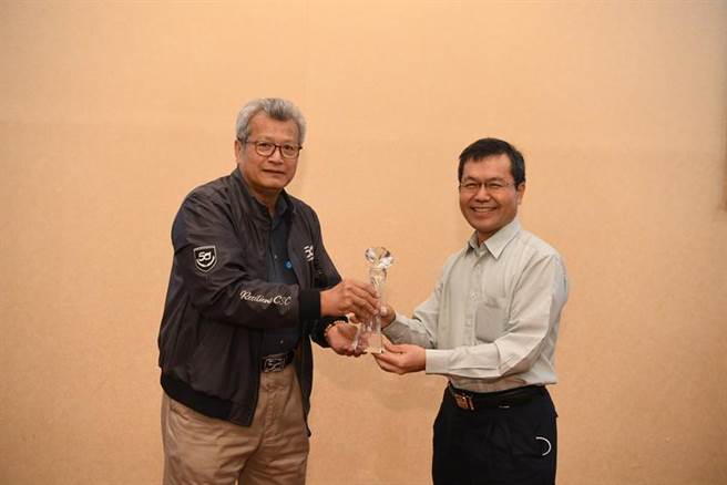 （中鋁董事長李至隆(右)接受中鋼董事長翁朝棟(左)頒發「綠色生活績效卓越獎」。圖／中鋁公司提供）
