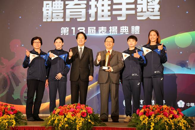 中华电信股份有限公司同时荣获体育推手奖，赞助类金质奖、长期赞助奖及推展类金质奖三项奖。(体育署提供)