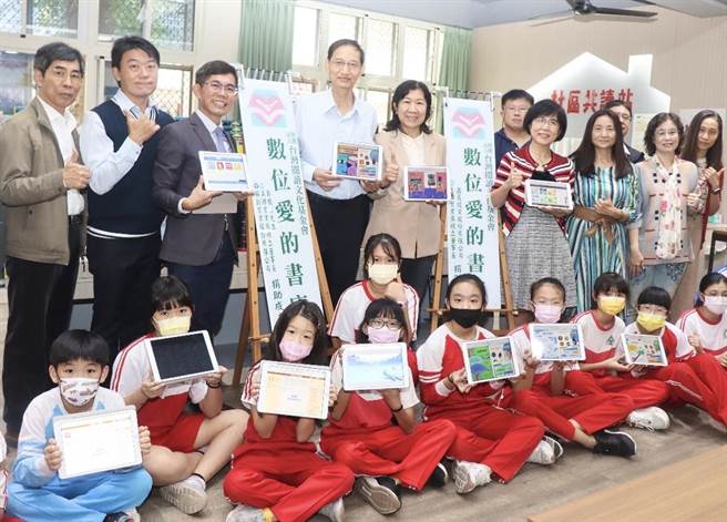 「数位爱的书库」25日在林园国小联合揭牌启用。（高巿府教育局提供／曹明正高雄传真）