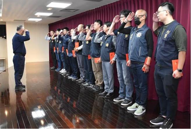 台中市警察局長蔡蒼柏（左）24日於局務會報，頒獎表揚70名近來偵破刑案有功人員，及為民服務18名員警楷模，另後勤楷模、錄取候用分局長班等，計數百名人員。（台中市警察局提供／張妍溱台中傳真）