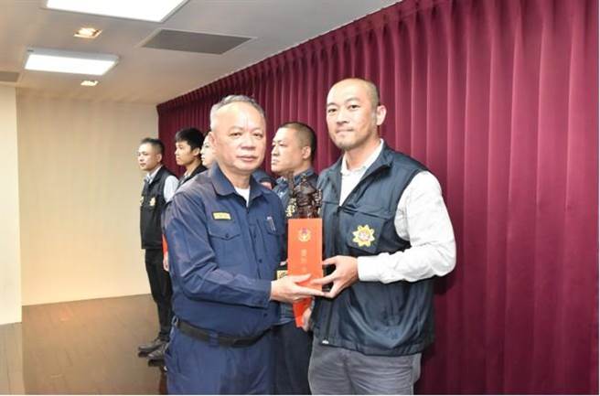 台中市警察局長蔡蒼柏（左）24日於局務會報，頒獎表揚有功、績優人員。（台中市警察局提供／張妍溱台中傳真）