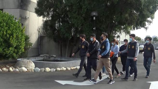 警方将嘉义县议员邱银海等人，依法移请嘉义地方检察署侦办。（民眾提供）