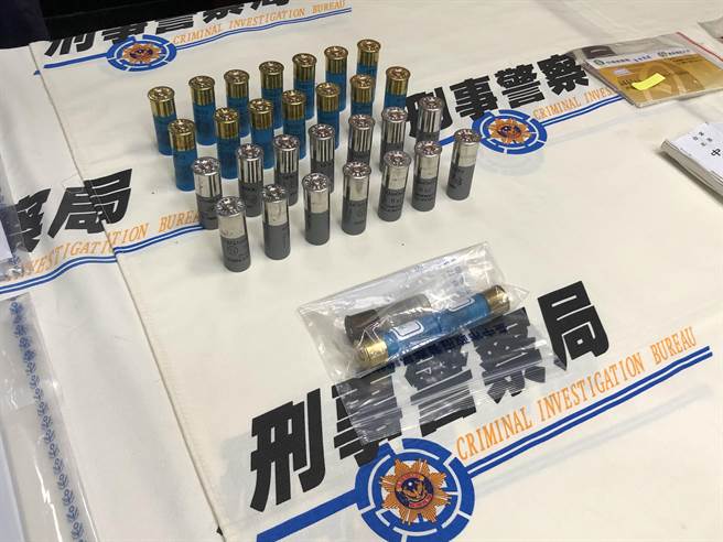 警方于邱服务处等地搜索发现制式霰弹枪子弹31发、行动电话5支等证物。（陈世宗摄）