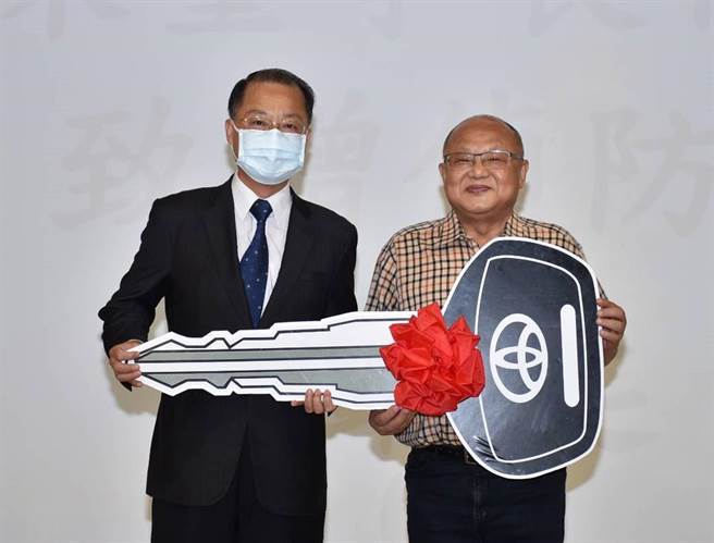 本原企业董事长陈圣仁（右）25日再度捐汽车给高雄市警方，高雄市警察局长黄明昭（左）充满感谢。（警方提供／林瑞益高雄传真）