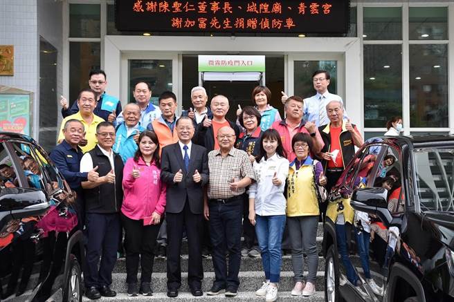 本原企业董事长陈圣仁（前右四）与在地宫庙再度捐汽车给高雄市警方，高雄市警察局长黄明昭（前中）、左营分局长黄文哲（前左）充满感谢。（警方提供／林瑞益高雄传真）