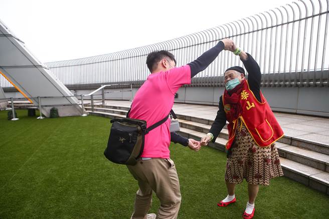 106岁的何奶奶逛完101大楼观景台后，感慨地说下次不知还有没有机会，坐在轮椅上的她，起身随性的邀请工作人员跳一支舞，做活动画下完美的句点。（邓博仁摄）