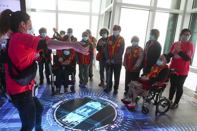 106岁的何奶奶等12位老宝贝，走片大街小巷，却没登上过101大楼观景台。于感恩节当天在华山基金会的邀请下终于如愿。（邓博仁摄）