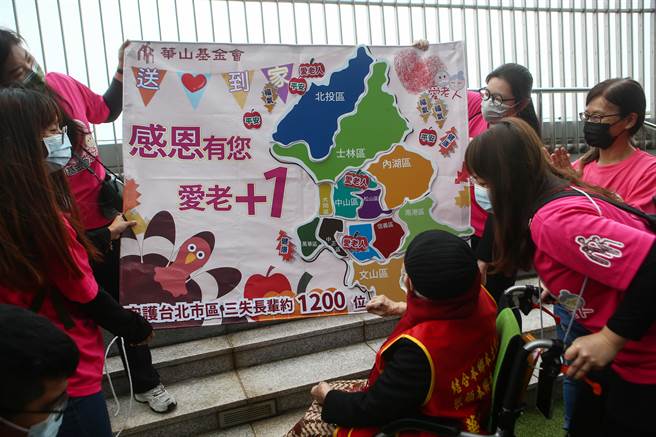 多位长者在感恩节当天受到华山基金会邀请参访101大楼观景台，活动中相互贴上自己住在台北市哪一区的拼图。（邓博仁摄）