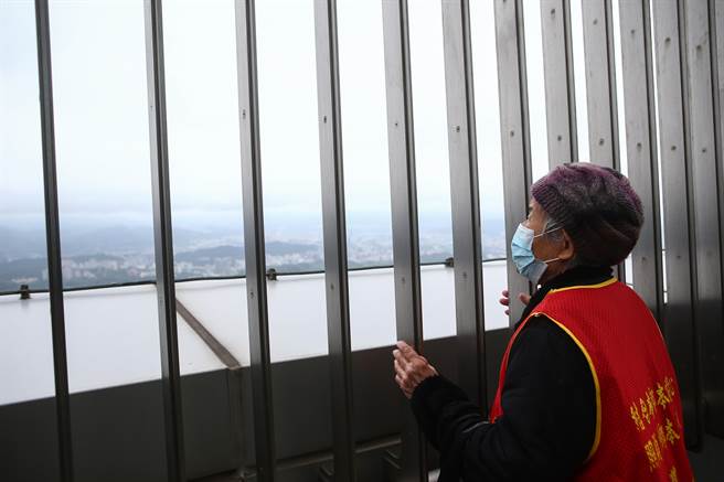 多位长者在感恩节当天受到华山基金会邀请参访101大楼观景台，望着远方找寻自己住在哪一区。（邓博仁摄）