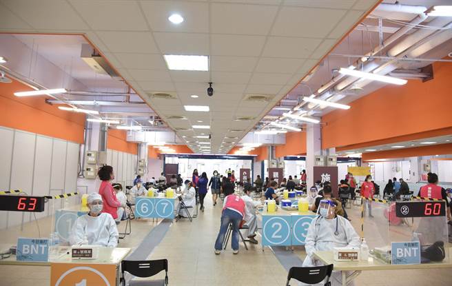 中正市場疫苗站竹市為最大疫苗站，總計10個疫苗接種窗口。（新竹市府提供／邱立雅竹市傳真）