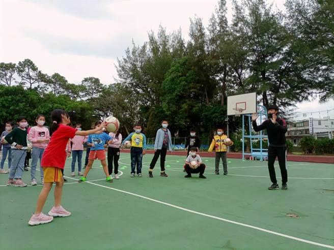 新竹市體育會足球委員會推廣基層足球運動，近日於新竹市香山區數所國小舉辦校園足球推廣課程。（邱立雅攝）