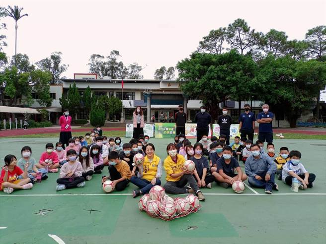 新竹市體育會足球委員會與民代攜手前進校園，推廣足球運動，希望向下紮根引起學童興趣。（邱立雅攝）